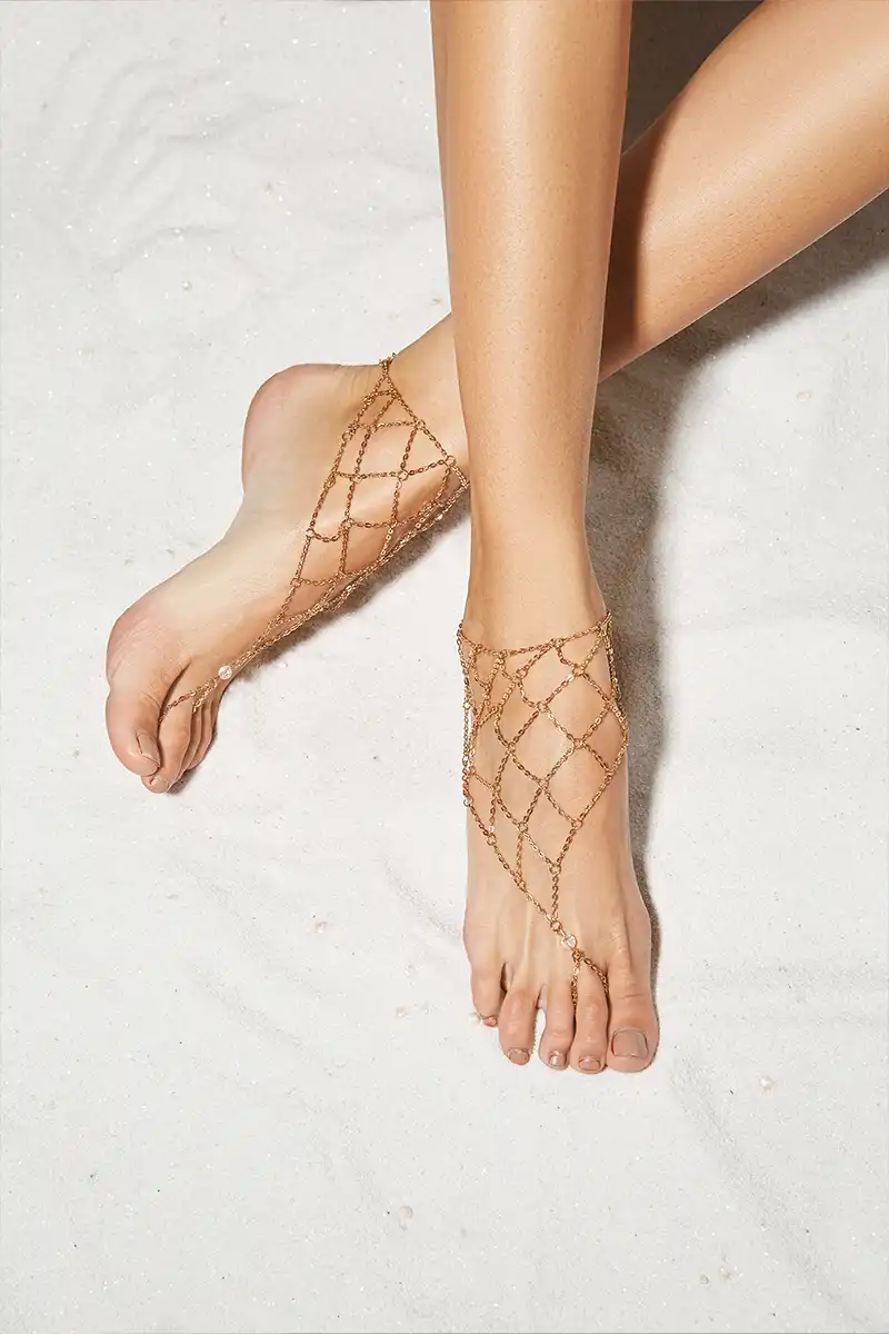 Maniküre und Pediküre mit Lilienblume, Nahaufnahme